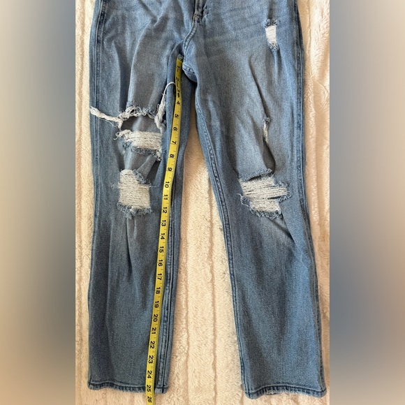 Hollister Women’s Ultra High-Rise Ripped Medium Wash Mom Jeans Size 28R/6R - Picture 6 of 9